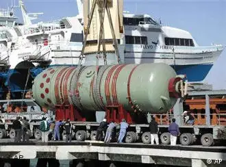 伊朗工人在布舍尔卸下核能厂机械
