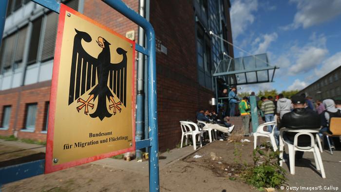 Bundesamt für Migration und Flüchtlinge Asylbewerber Warteschlange Warten Berlin
