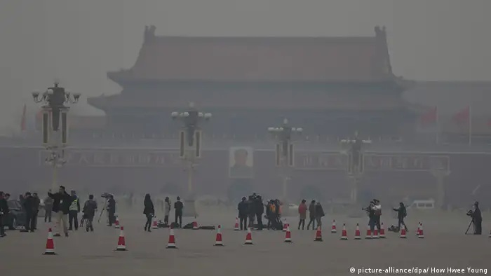 China Peking Smog am Tiananmen Square