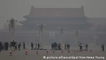 China Peking Smog am Tiananmen Square