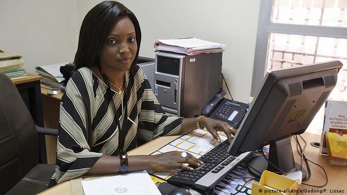 Senegal Thies Frau im Büro