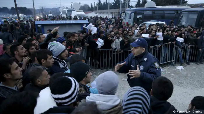 希腊、马其顿边境伊多梅尼难民营的难民