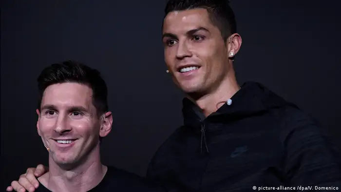 Schweiz Cristiano Ronaldo und Leo Messi auf der FIFA Ballon D'Or 2015 (picture-alliance /dpa/V. Domenico)