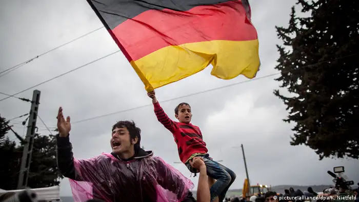 Flüchtlingsunterkunft Idomeni Flüchtlinge rufen Mama Merkel und schwenken Deutschlandfahne