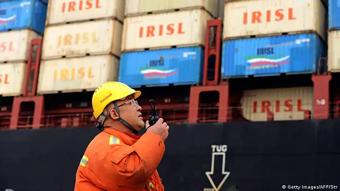 China Qingdao Hafenarbeiter steht vor Containern