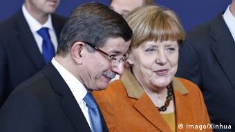 Angela Merkel und Ahmet Davutoglu auf dem EU Gipfel (Foto: Imago/Xinhua)