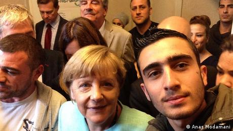 Angela Merkel pendant un selfie avec le réfugié syrien Anas Modamani en 2015