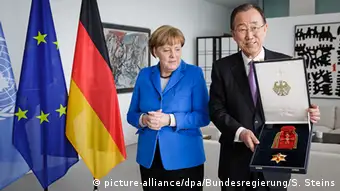 Deutschland Berlin Merkel Ban Ki Moon bekommt Verdienstorden