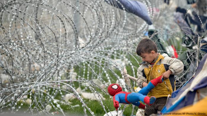 Idomeni Flüchtlingskind mit Spidermanpuppe (picture-alliance/AP Photo/V. Ghirda)