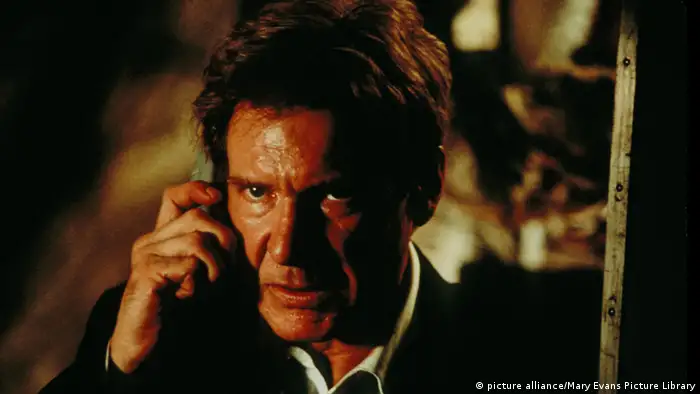 Harrison Ford als US-Präsident telefoniert mit einem Handy (Foto: picture alliance/Mary Evans Picture Library)