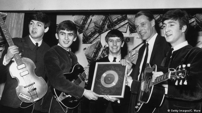 Großbritannien Beatles mit Produzent George Martin