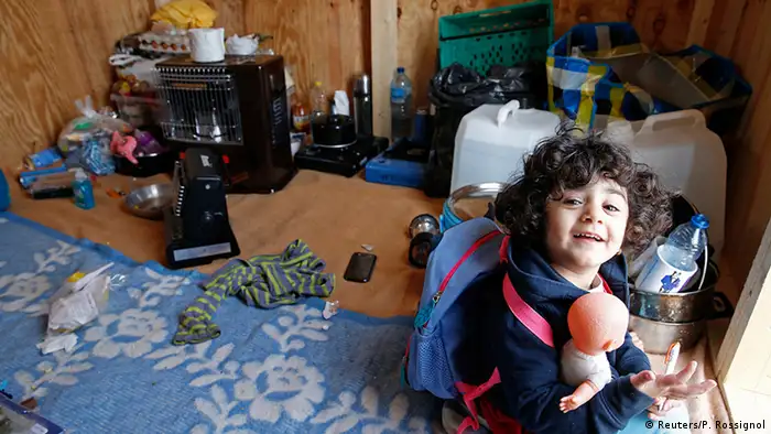 Frankreich Dünkirchen Kurdisches Kind aus Irak im Flüchtlingslager