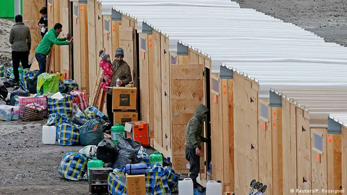 Frankreich Dünkirchen Kurdisches Kind aus Irak im Flüchtlingslager