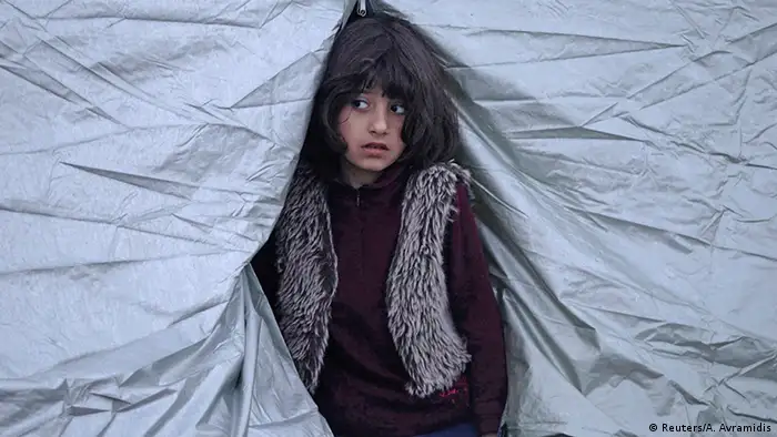 Griechenland Idomeni Mädchen schaut aus Zelt