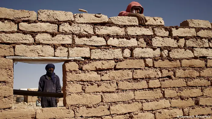 Algerien Tindouf Hausbau im Flüchtlingscamp