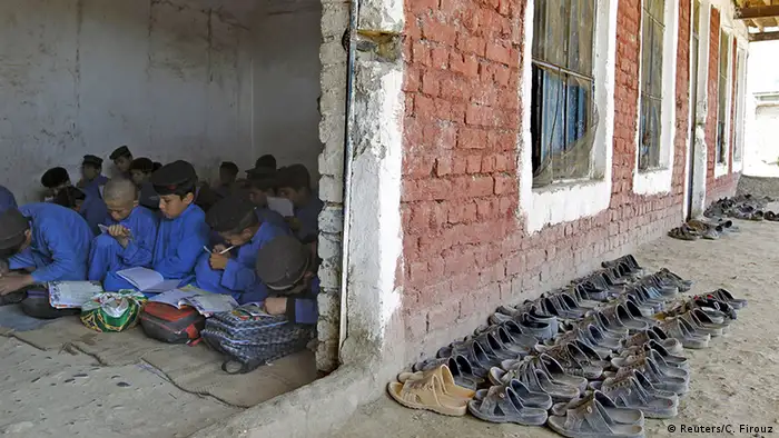 Pakistan Kalabat Kinder nehmen Schulunterricht im Flüchtlingscamp
