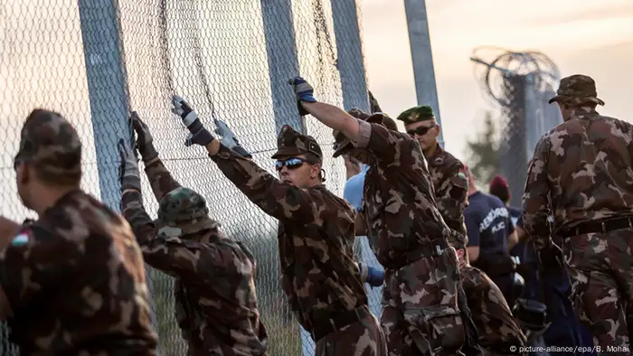 Deutschland ungarische Soldaten schließen den Grenzzaun zu Serbien bei Roszke (picture-alliance/epa/B. Mohai)