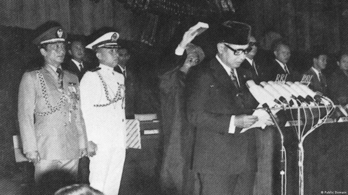 Menjelang presiden soekarno jatuh dari kekuasaannya pada tahun 1960-an banyak terjadi aksi dan demon
