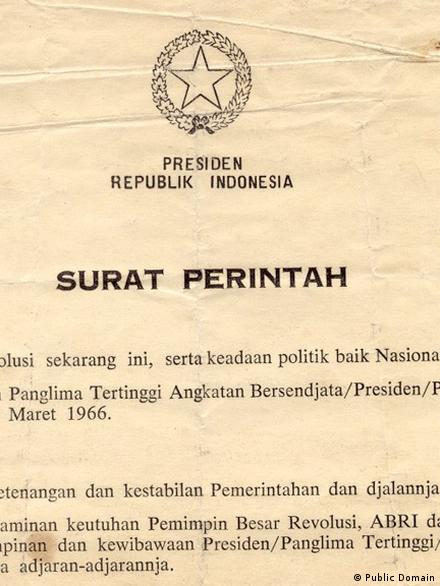 Er xotinini aldayotganini tomosha qilayotgan video