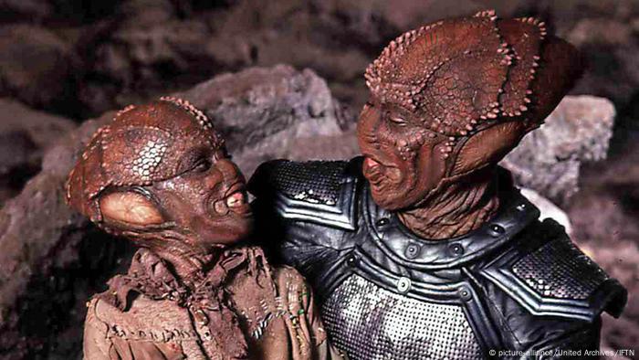 Fotograma Enemy Mine Dos criaturas extraterrestres se miran 