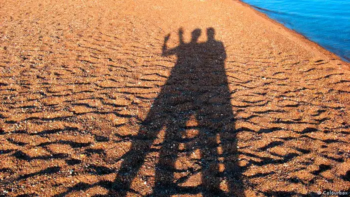 Schatten eines Paares am Strand (Colourbox)