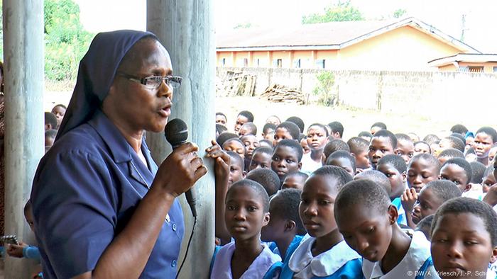 Schwester Bibiana Emenaha klärt Schülerinnen en la ciudad de Benin über den Menschenhandel auf (Foto: Scholz/Kriesch)