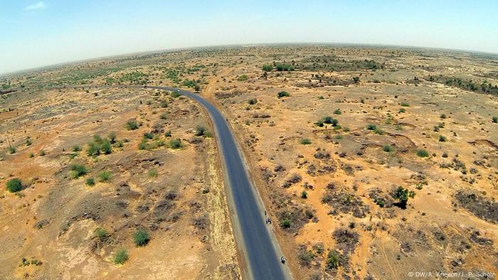 Straße zwischen der nigerianisch-nigrischen Grenze und Agadez (Photo : Scholz/Kriesch)
