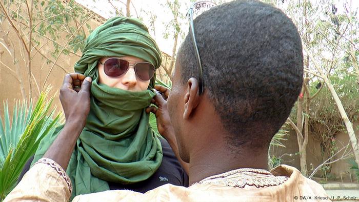 Reporter Adrian Kriesch mit Tuareg-Kopfbedeckung (Foto: Scholz)
