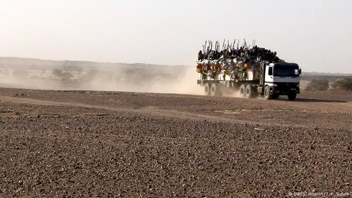 LKW mit Migranten verlässt Agadez 