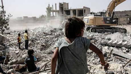 Ein Kind im zerstörten Kobane
(YASIN AKGUL/AFP/Getty Images)