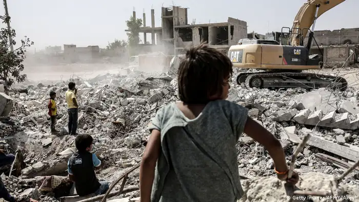 Ein Kind im zerstörten Kobane
(YASIN AKGUL/AFP/Getty Images)