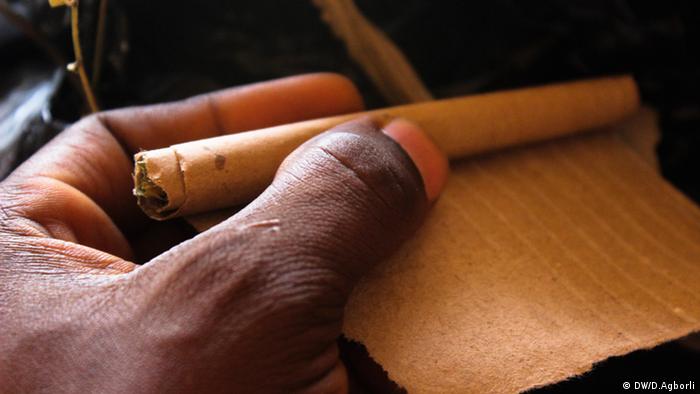 Mann dreht einen Joint Afrika Ghana