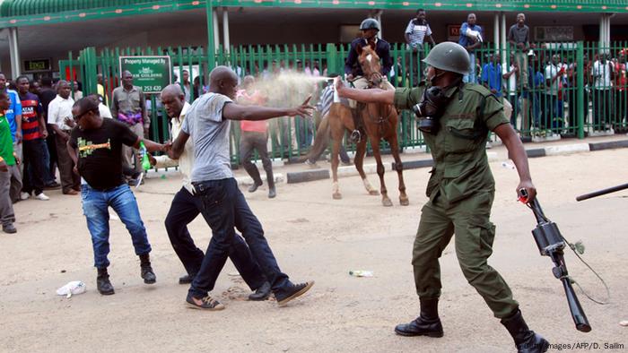 Zusammenstöße zwischen Demonstranten und Polizei in Sambias Hauptstadt Lusaka (Foto: Getty Images / AFP)
