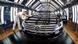 Рабочий осматривает VW Phaeton на "Стеклянной мануфактуре" Рабочий осматривает VW Phaeton на "Стеклянной мануфактуре"