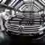 Рабочий осматривает VW Phaeton на "Стеклянной мануфактуре"