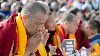 Pro-Tibet Aktivisten erwarten Dalai Lama in Genf