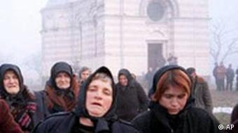 Menschen in Pristina nach Beerdigung