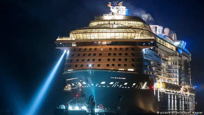 Meyer Werft in Papenburg Ovation of the Seas (picture-alliance/dpa/I. Wagner)