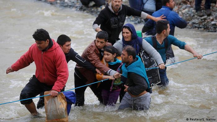 Griechenland Flüchtlinge durchqueren Grenzfluss nach Mazedonien