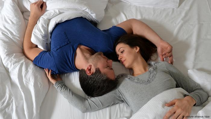 Two people in bed, Copyright: picture-alliance/dpa