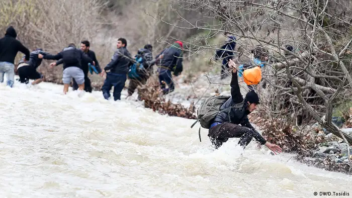 Idomeni Flussüberquerung Flüchtlinge Mazedonien 
