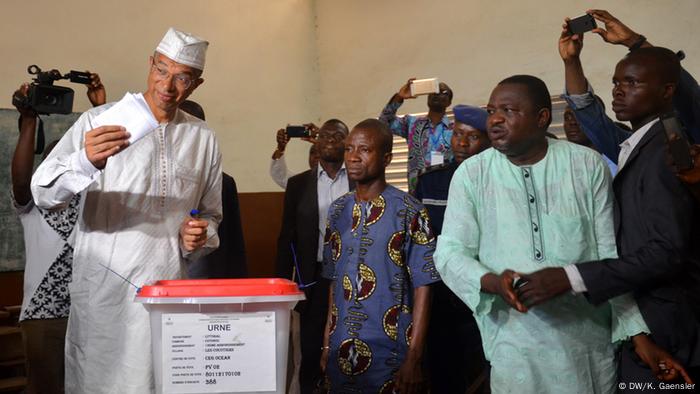 Lionel Zinsou bei der Stimmabgabe in der ersten Wahlrunde am 6. März Foto: Katrin Gänsler