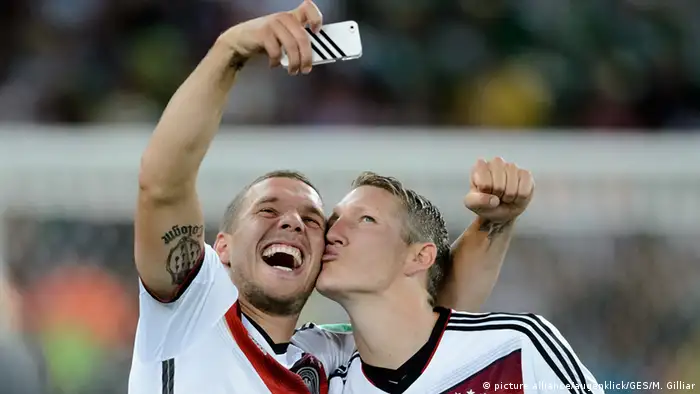 Brasilien WM 2014 Fußballer Lukas Podolski und Bastian Schweinsteiger Selfie