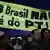 "Brasil no le pertenece al Partido de los Trabajadores", dice esta pancarta de protesta en Brasilia.