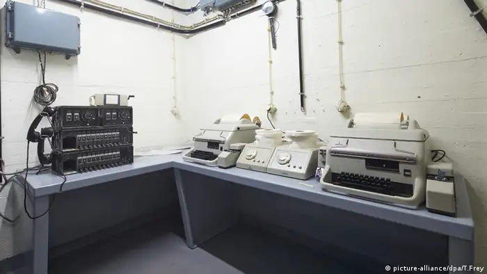 Der Kommunikationsraum mit Funkanlage, Telefon und Fernschreiber. (Foto: picture-alliance/dpa/T.Frey)
