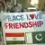 Pakistan Cricket-Fans aus Pakistan und Indien demonstrieren Freundschaft