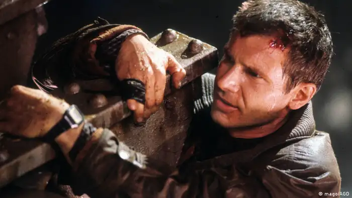 Filmstill aus Blade Runner, Harrison Ford hängt an einem Stahlträger (Foto: Imago/AGD)