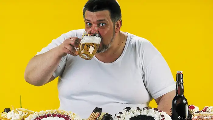 Symbolbild Falsche Ernährung dicker Mann (picture-alliance/dpa)
