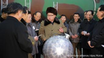 Kim Jong-Un mit Sprengsatz (modell) (Foto: picture-alliance/dpa/KCNA)
