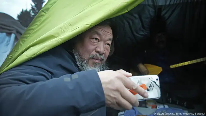 Griechenland Idomeni Ai Weiwei im Flüchtlingslager